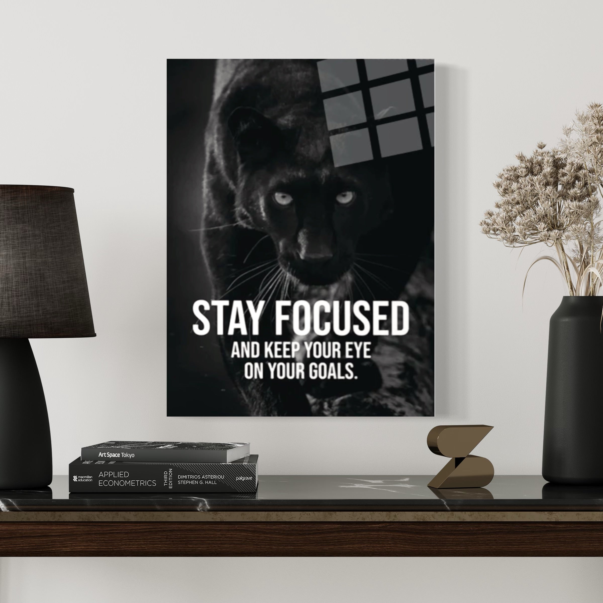 Wandkunst mit Spruch „Stay Focused“.