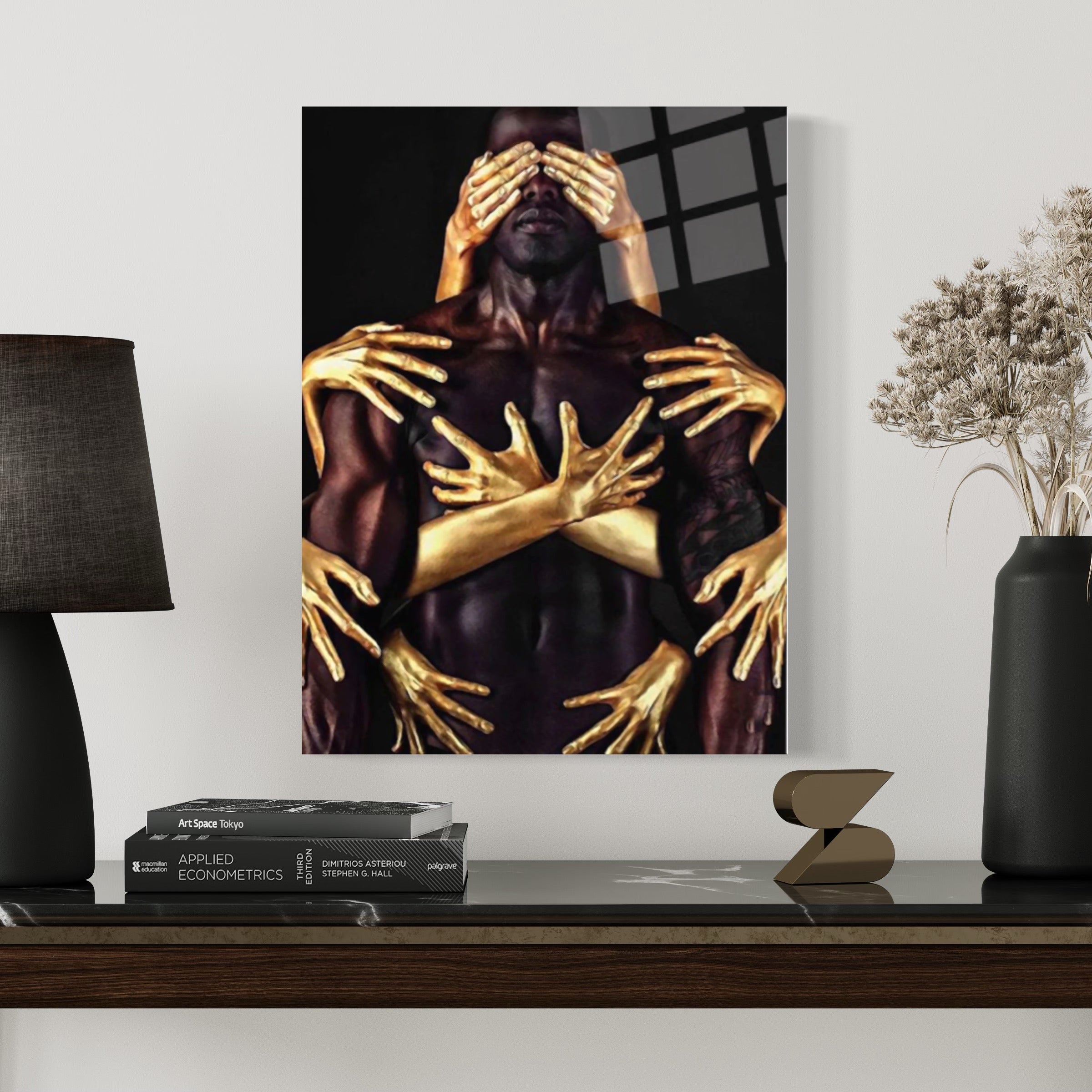 Wandkunst mit tätowiertem Mann und goldenen Händen